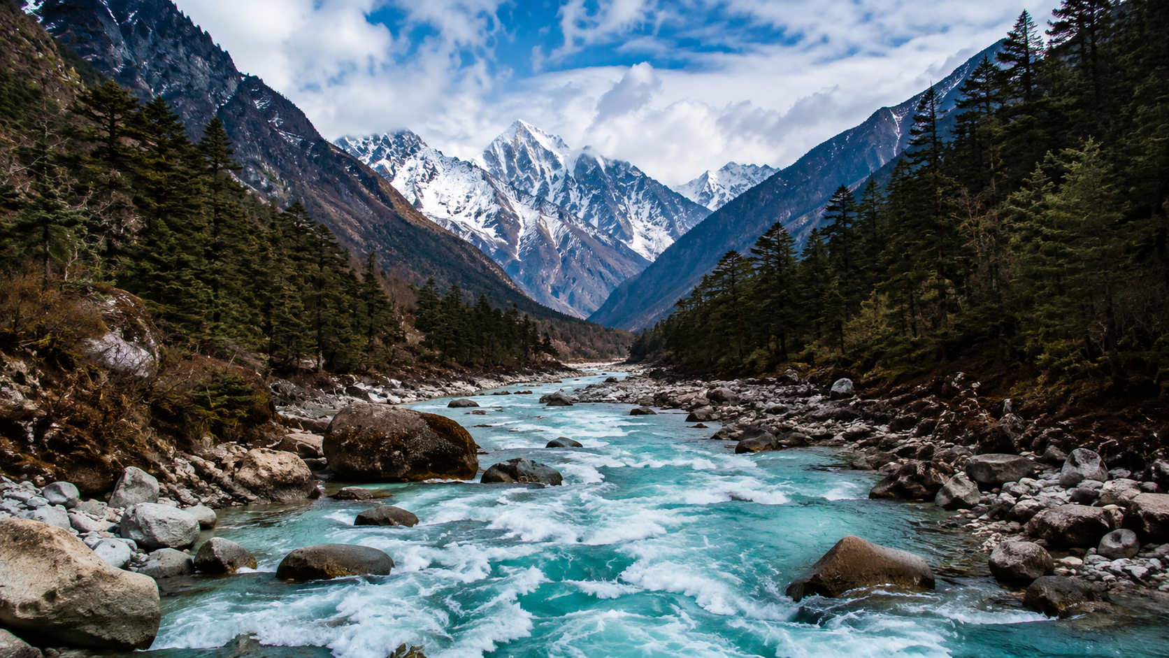 Une vallée himalayenne avec une rivière turquoise rapide entre versants boisés et sommets enneigés