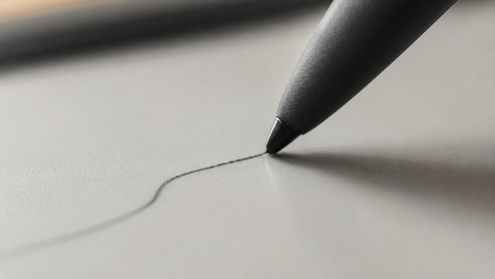 Gros plan d'une pointe de stylet en contact avec un écran à encre électronique