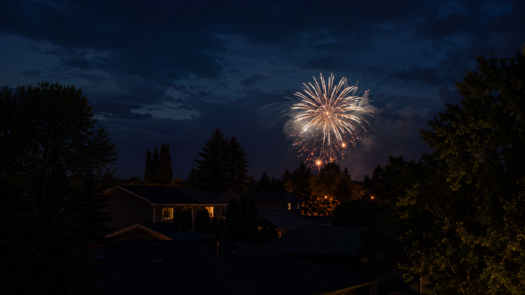 Feux d'artifice éclatant au loin dans un ciel nocturne au-dessus d'un quartier calme.
