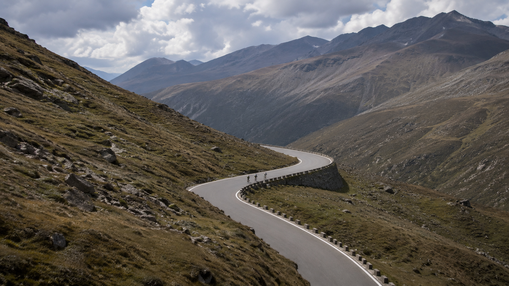 Coureurs cyclistes vus de loin sur une route sans public