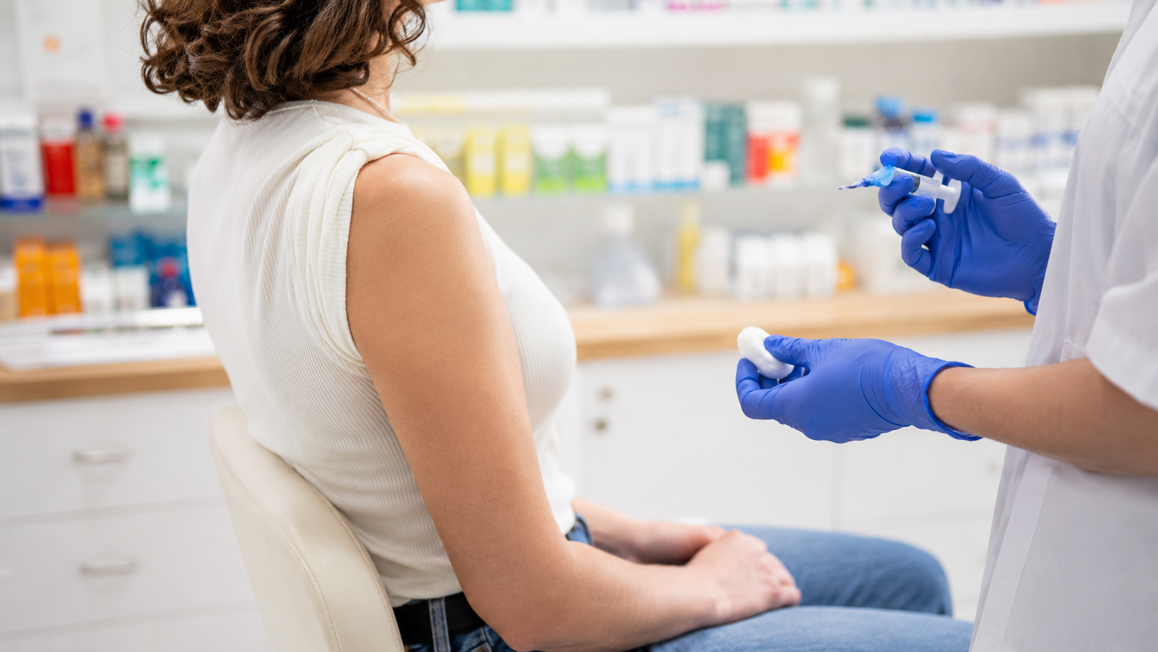 Jeune adulte au bras découvert dans un point de vaccination lumineux