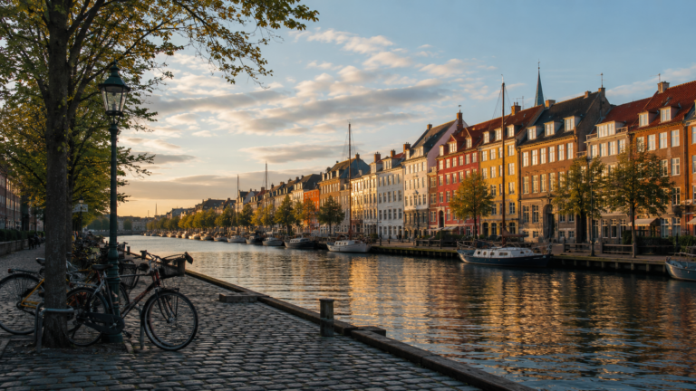 Front d'eau nordique avec maisons colorées, vélos et canal calme au coucher du soleil