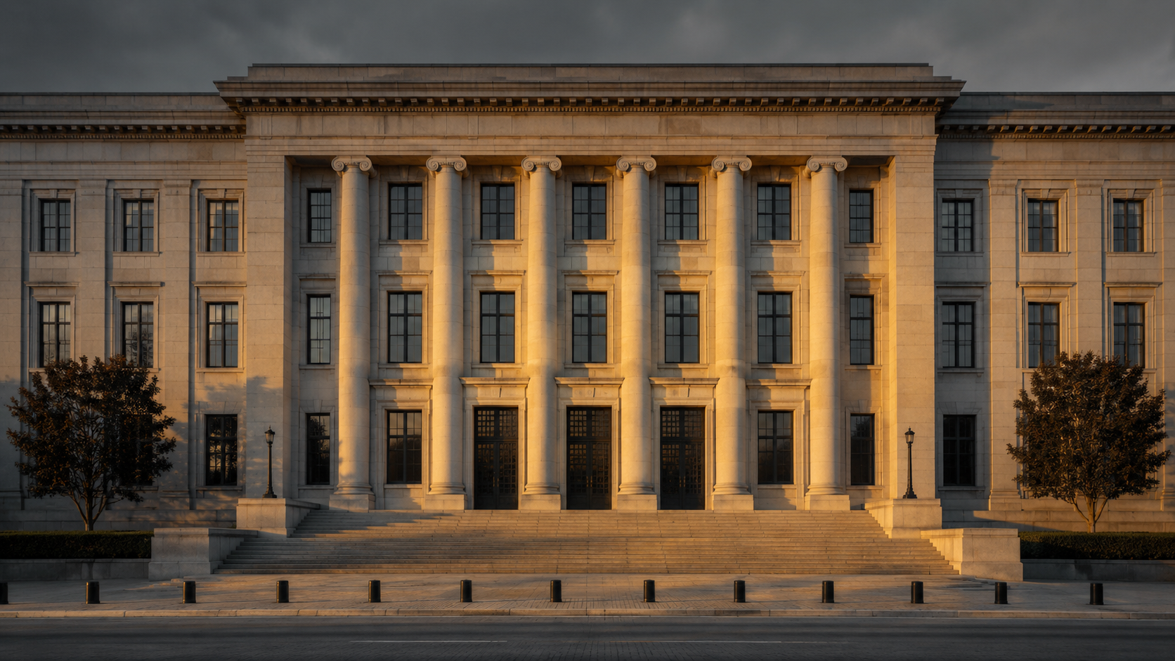 La façade sobre d'un bâtiment administratif public à la tombée du jour
