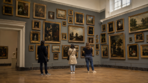 Aller au musée en France, c’est voir une vitrine posée sur 121 millions de pièces