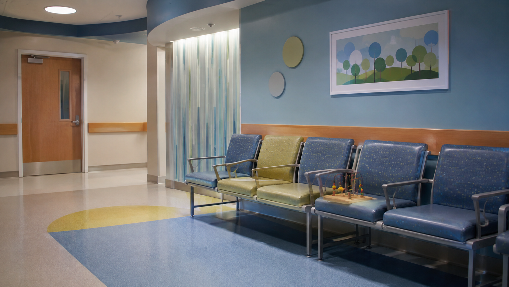 Salle d'attente d'urgences vide avec une rangée de chaises inoccupées et une porte fermée