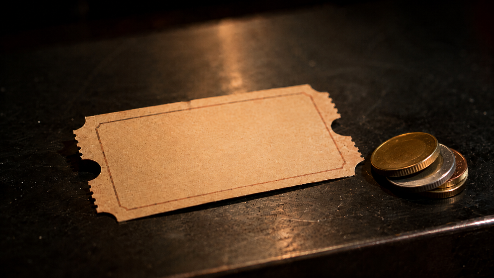 Gros plan sur un billet de cinéma en papier et quelques pièces en euros posés sur un comptoir sombre, lumière chaude rasante.