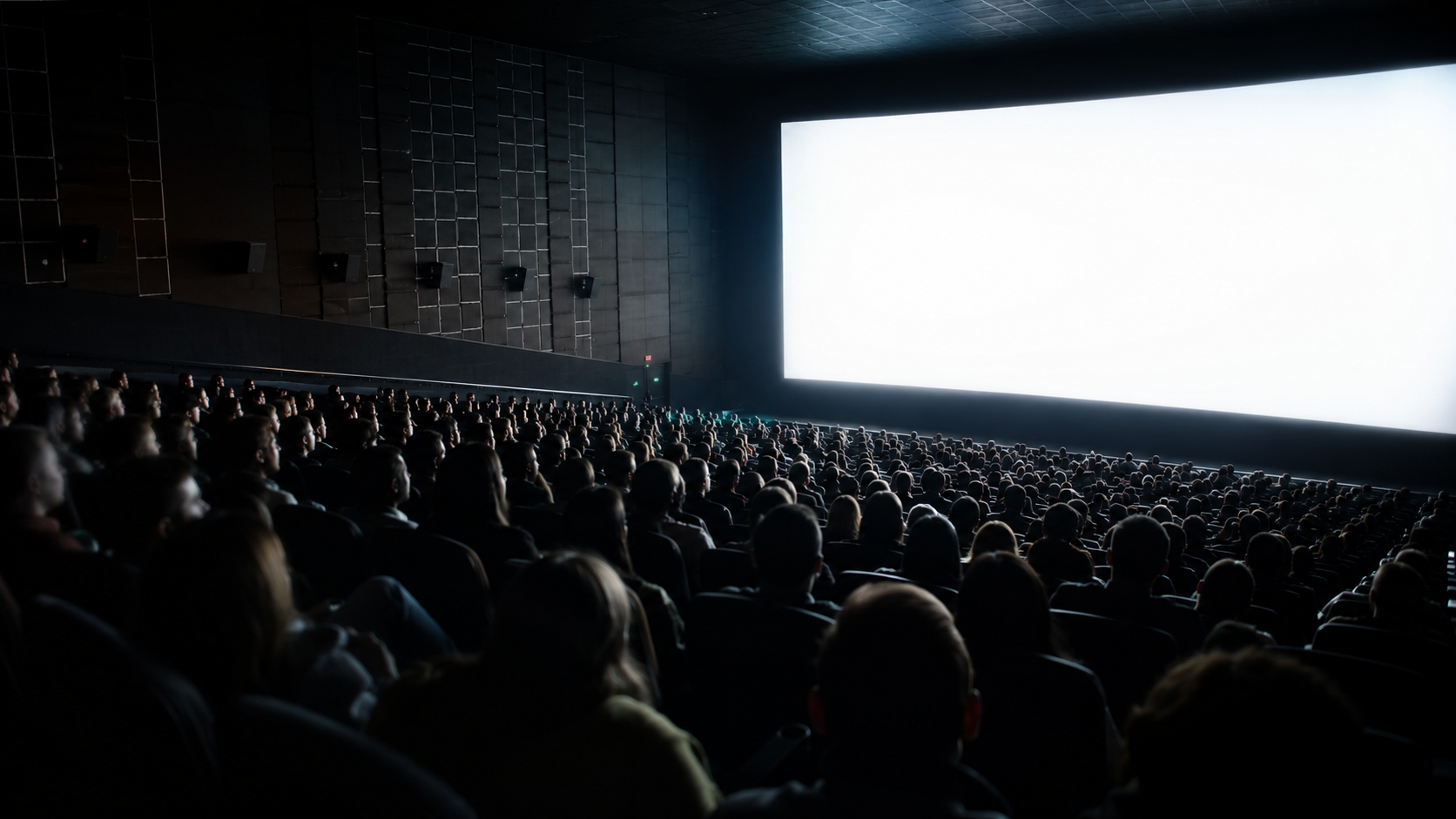 Salle de cinéma presque pleine vue de biais, rangées de spectateurs en contre-jour éclairées par la seule lueur de l’écran, aucun visage identifiable.