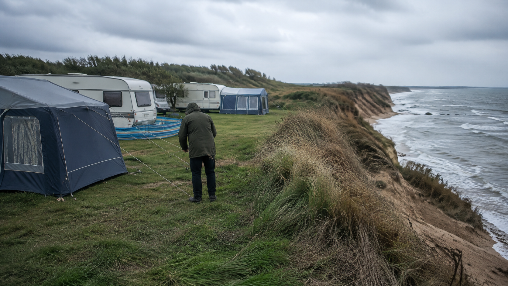 Petit camping littoral près des dunes, caravanes anciennes et tentes en toile, un campeur de dos fixant sa tente