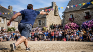 Un lanceur vu de dos projette un petit menhir sur la place d’une fête de village bretonne, foule en arrière-plan