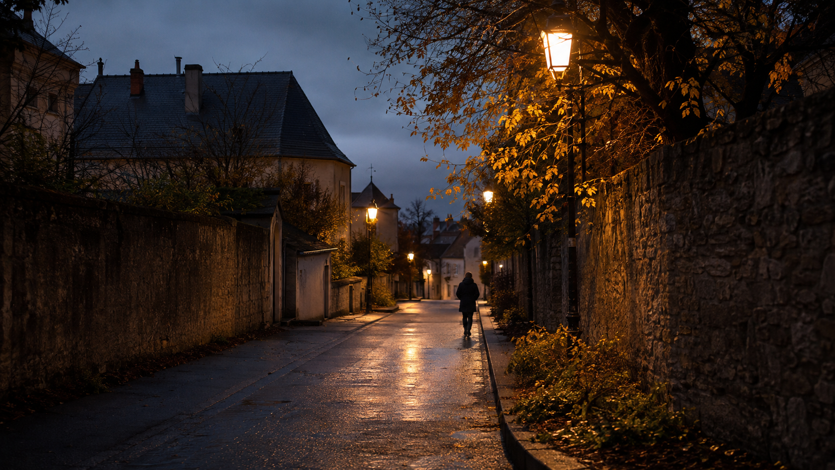 Rue d'une ville française à 17 heures en fin d'automne, réverbères déjà allumés sous un ciel crépusculaire, une silhouette rentre chez elle.