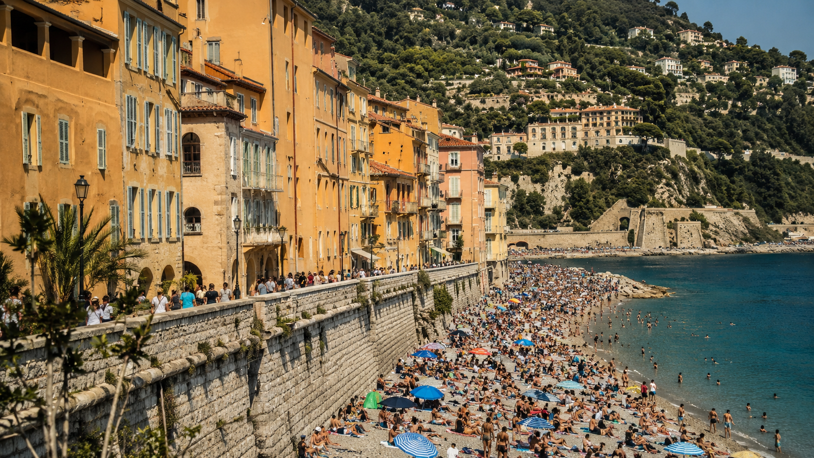 Front de mer d'une petite ville de la Riviera aux façades ocre, plage de galets bondée en contrebas