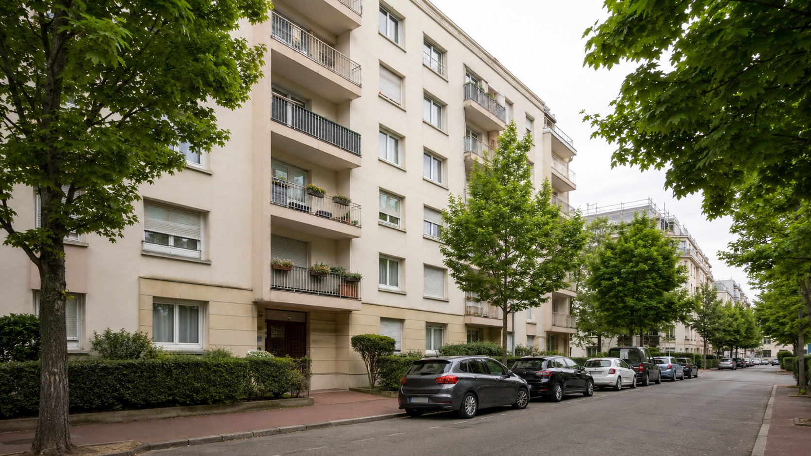 Un immeuble d’habitation ordinaire dans une rue résidentielle d’une ville française.