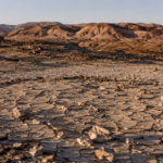 Paysage aride du nord du Chili près du désert d'Atacama, sol craquelé et collines sèches, sans présence humaine