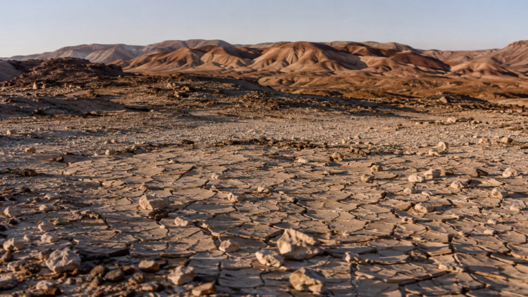 Paysage aride du nord du Chili près du désert d'Atacama, sol craquelé et collines sèches, sans présence humaine