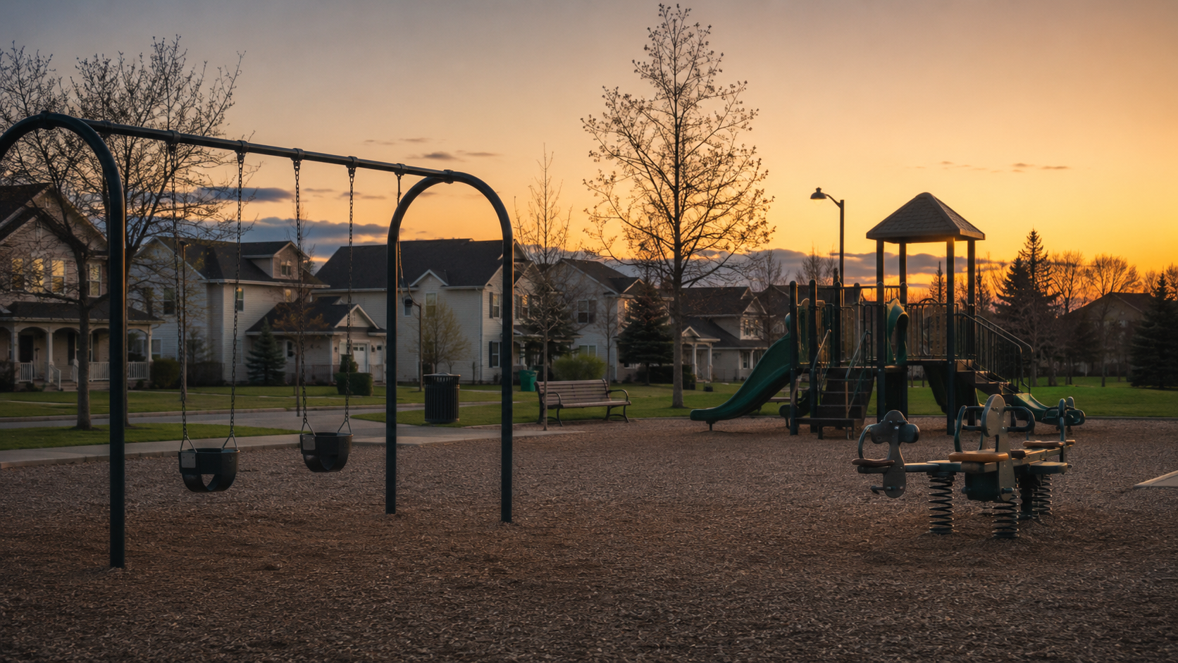 Aire de jeux publique déserte au crépuscule dans un quartier résidentiel, balançoires immobiles, lumière basse et chaude.