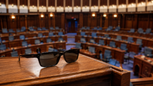 Le Parlement népalais interdit les lunettes noires, son Premier ministre sort une ordonnance