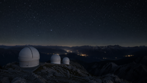 Coupoles blanches d'un observatoire de haute montagne sous un ciel dense d'étoiles, vallées obscures en contrebas