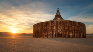 Un temple de 52 mètres dans le désert du Nevada, empli de messages aux morts, puis brûlé