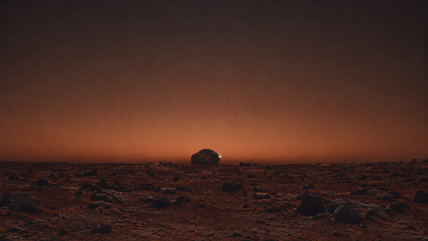Horizon martien au crépuscule, ciel orangé sur un sol rocheux sombre, avec la silhouette irrégulière d’une petite lune juste au-dessus de la ligne d’horizon.