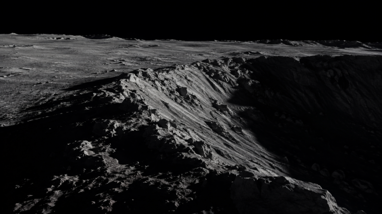 Le bord d’un cratère du pôle sud lunaire sous une lumière rasante, ombres très longues sur le régolithe gris