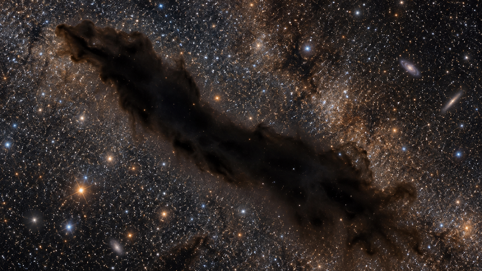 Une nébuleuse sombre en forme de silhouette allongée découpe un champ d'étoiles dense, quelques galaxies lointaines visibles au travers.