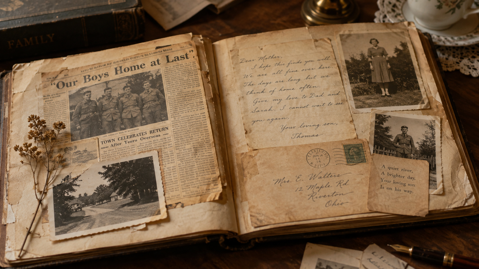 Un album ouvert sur des coupures de presse jaunies et des lettres manuscrites à l’encre passée.