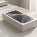 Une boîte de smartphone encore fermée, posée sur une table claire.