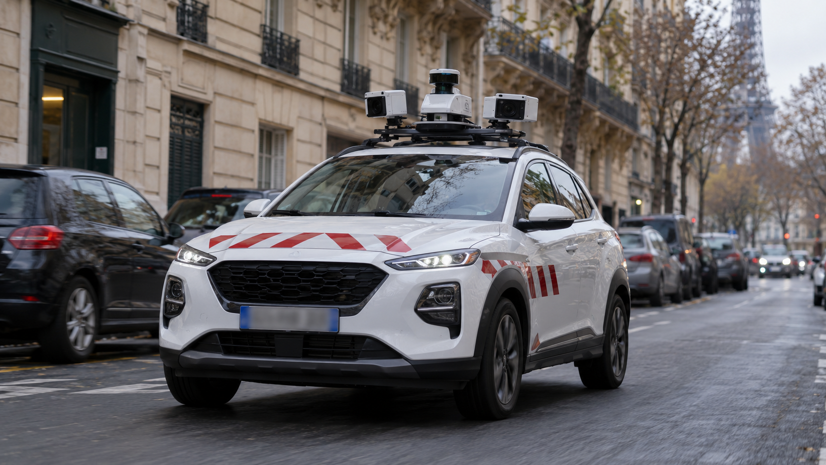 Véhicule de contrôle du stationnement équipé de caméras de toit circulant dans une rue française.