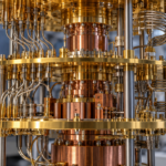 Gros plan sur les étages dorés d’un cryostat de laboratoire, ses câbles coaxiaux enroulés et ses plateaux de cuivre.