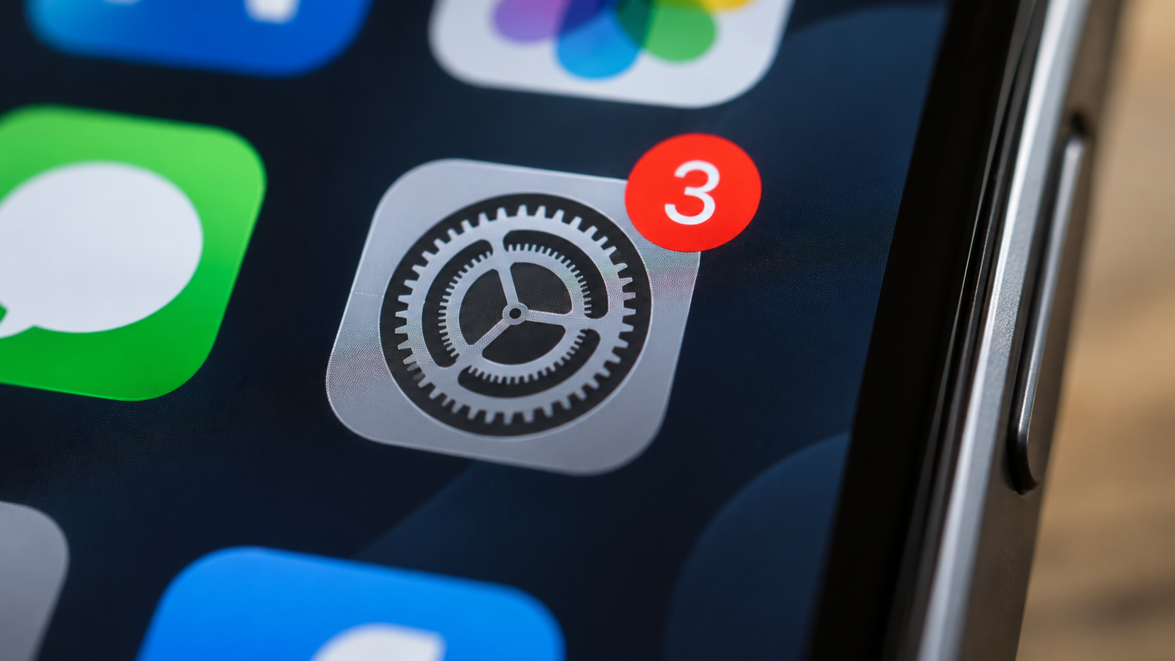 Pastille rouge de notification posée sur l’icône grise en forme de roue dentée d’un smartphone.