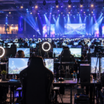 Des dizaines de postes de streaming alignés dans une grande salle, écrans et anneaux lumineux allumés, vus de dos.
