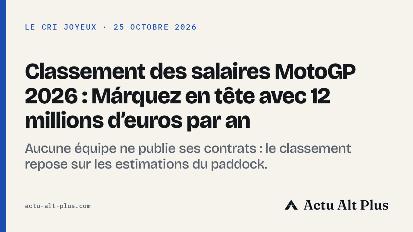 Un garage d’équipe MotoGP vide au crépuscule, une moto de course sur sa béquille sous les projecteurs