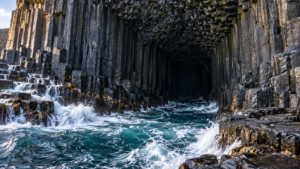 Grotte de Fingal : les colonnes du « géant » écossais ont des cousines dans le Massif central