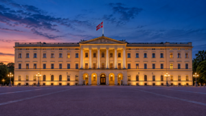 Façade du palais royal d'Oslo à l'heure bleue, drapeau norvégien sur le toit, esplanade vide