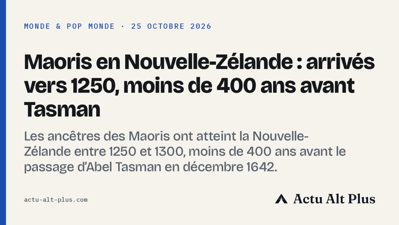 Une pirogue double polynésienne tirée sur une plage de sable doré, au pied de collines boisées, à l’aube