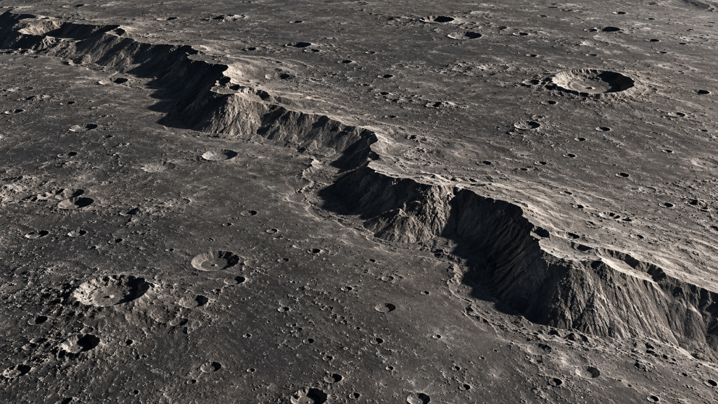 Une longue falaise de compression barre une plaine grise criblée de cratères, sous un soleil rasant.