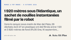 Emballage plastique froissé à demi enfoui dans la vase claire, éclairé par les projecteurs d’un robot sous-marin au fond d’un canyon.