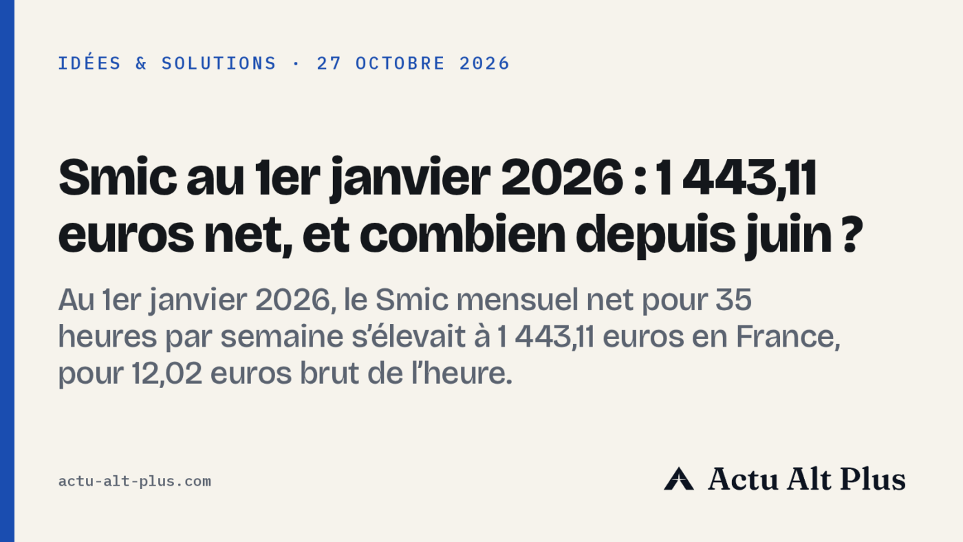 Une fiche de paie posée sur une table de cuisine, à côté d’une calculatrice et de pièces en euros